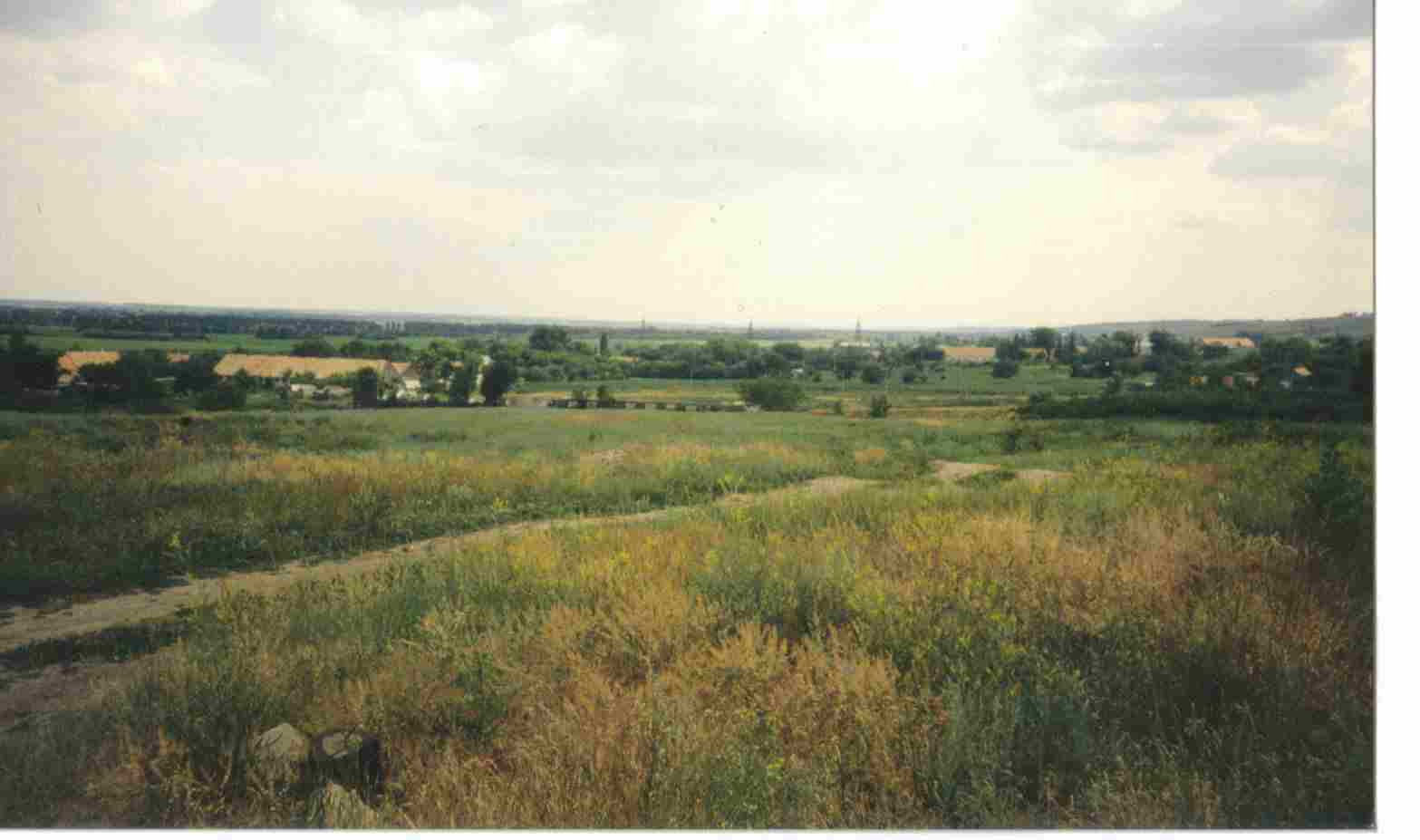 Взгляд от церковного холма к центральной школе. Пришиб, 1996.