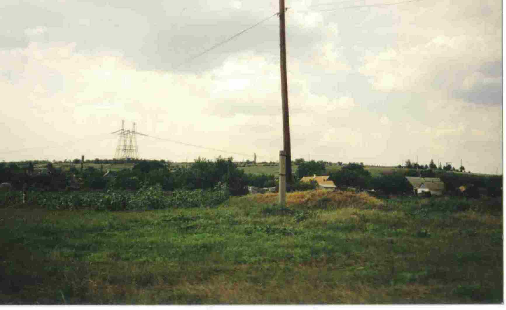 Взгляд от центральной школы на церковный холм. Пришиб, 1996.