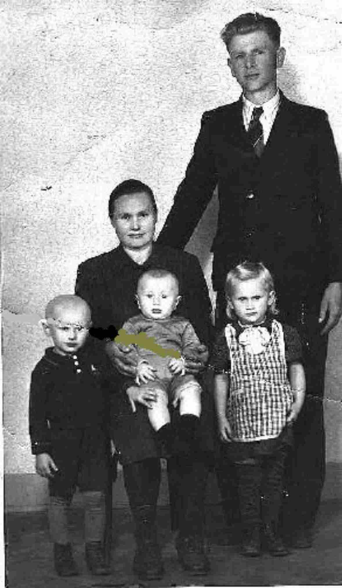 Эдуард Христиан Приб - семейная фотография, 1944